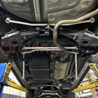 Thanh giằng gầm sau Toyota Alphard chính hãng Ultra Racing giúp tăng cường độ cứng và ổn định của khung gầm xe khi di chuyển