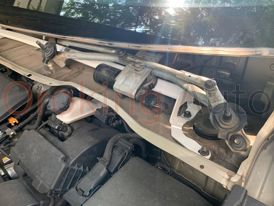 Độ thanh giằng khoang máy Kia Sedona chính hãng Ultra Racing